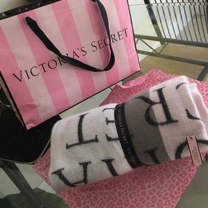 NWT Victoria’s Secret Large Cozy Throw Blanket!